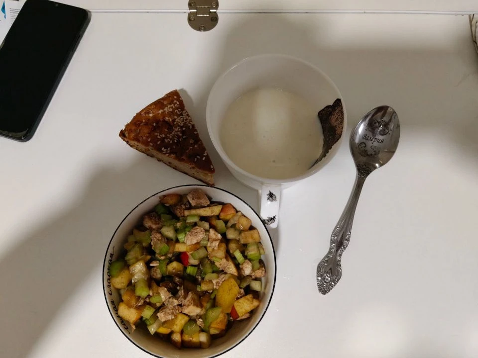 Обед - салат из сельдерея, куриной грудки и яблоком, йогурт персиковый, пирог с ветчино...