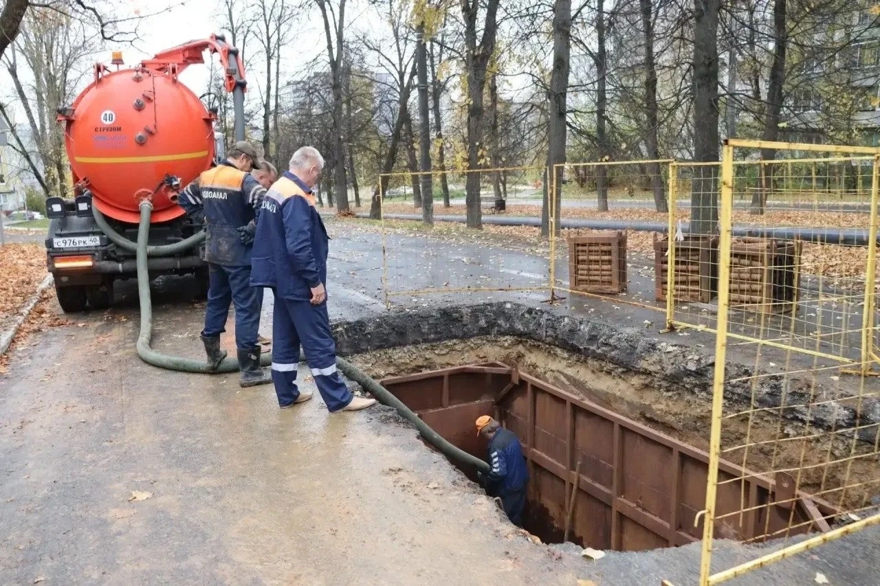 В Калуге идёт реконструкция канализационного коллектора на Степана Разина. На время рем...