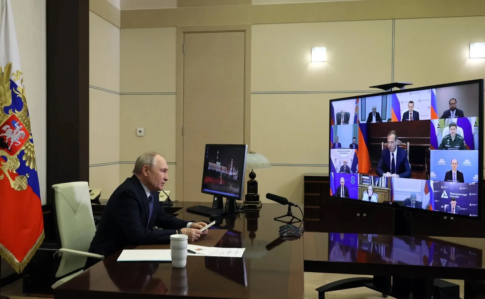 Владимир Путин поручил усилить защиту российских цифровых сервисов