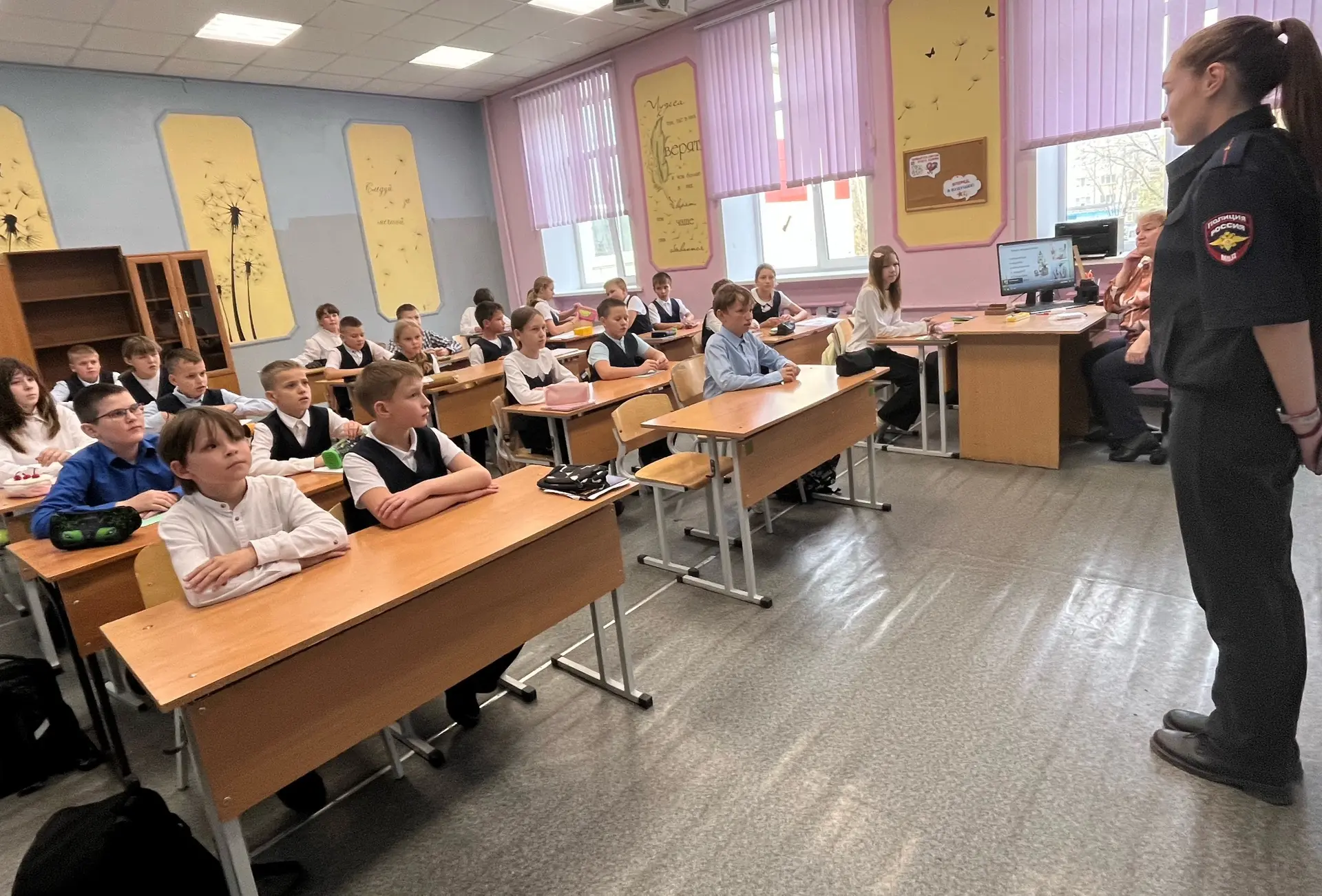 Безопасность подростка: в Школе №14 прошли правовые часы с сотрудниками полиции 🛡🚔