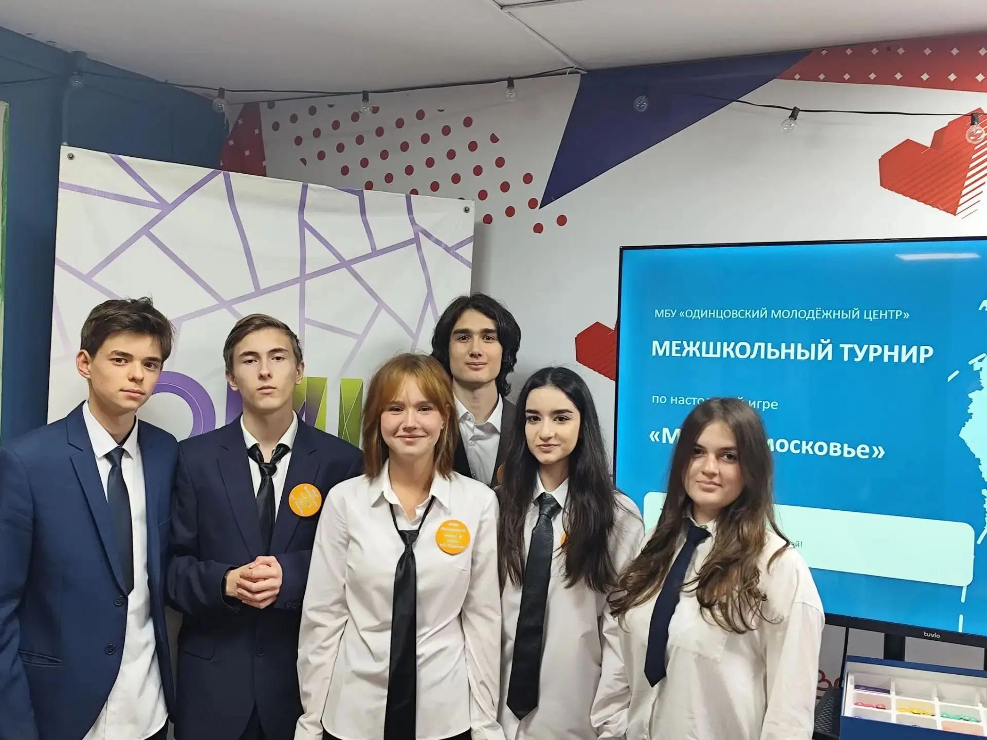 Сегодня команда 10-х классов под руководством учителя истории Васильевой О.В. приняла у...