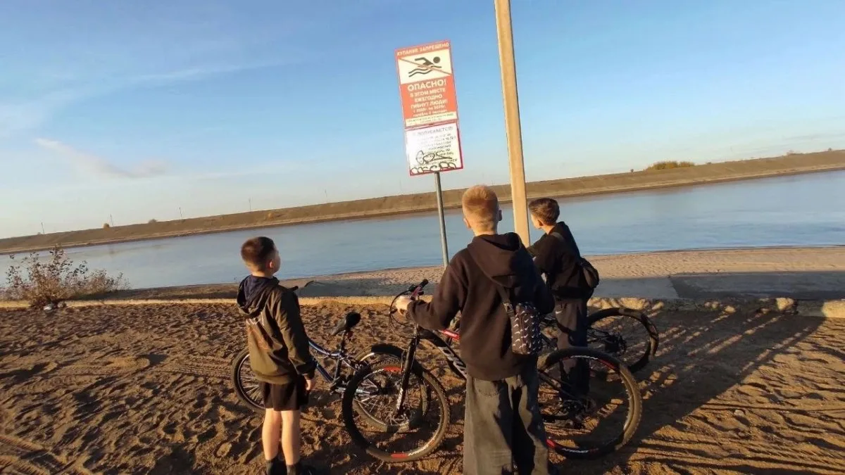 В Новочебоксарске дети снова гуляют у воды без присмотра взрослых. Спасатели во время р...