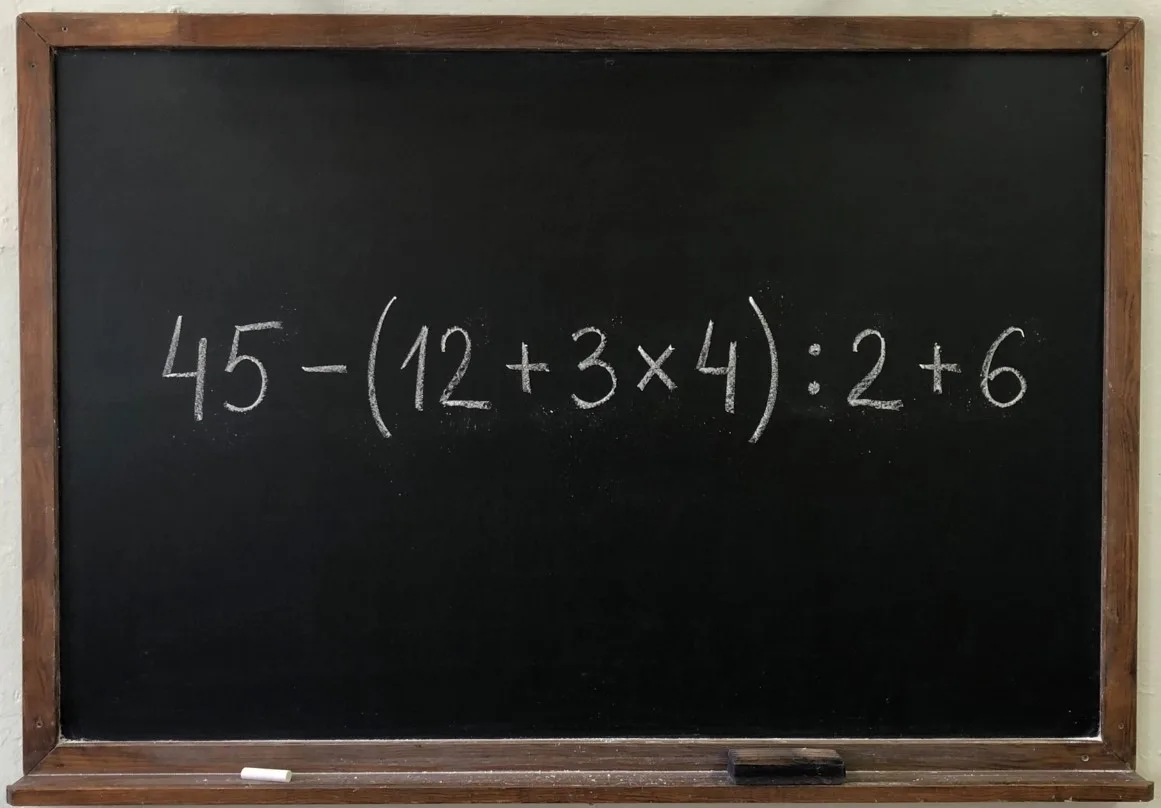 Математический тест на логику: реши пример 45 − (12 + 3 × 4) : 2 + 6