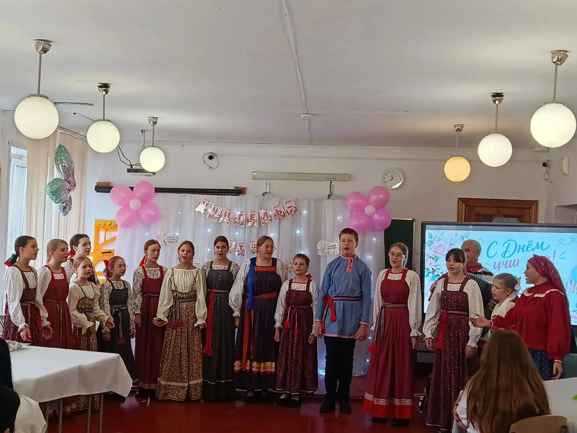 🎶 Творческий подарок ко Дню учителя: выездной концерт от учеников ДШИ