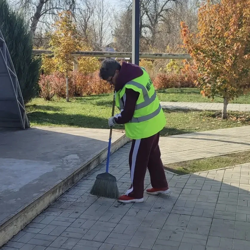 🌿 В Гагаринском районе продолжаются плановые работы по благоустройству