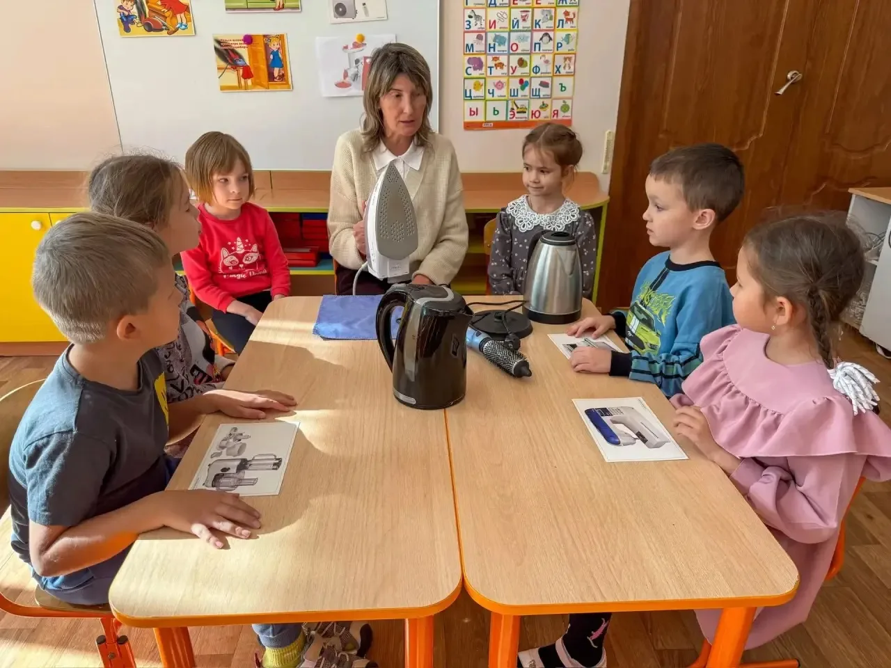 В подготовительной группе «Золотая рыбка» была проведена беседа на тему «Осторожно, эле...