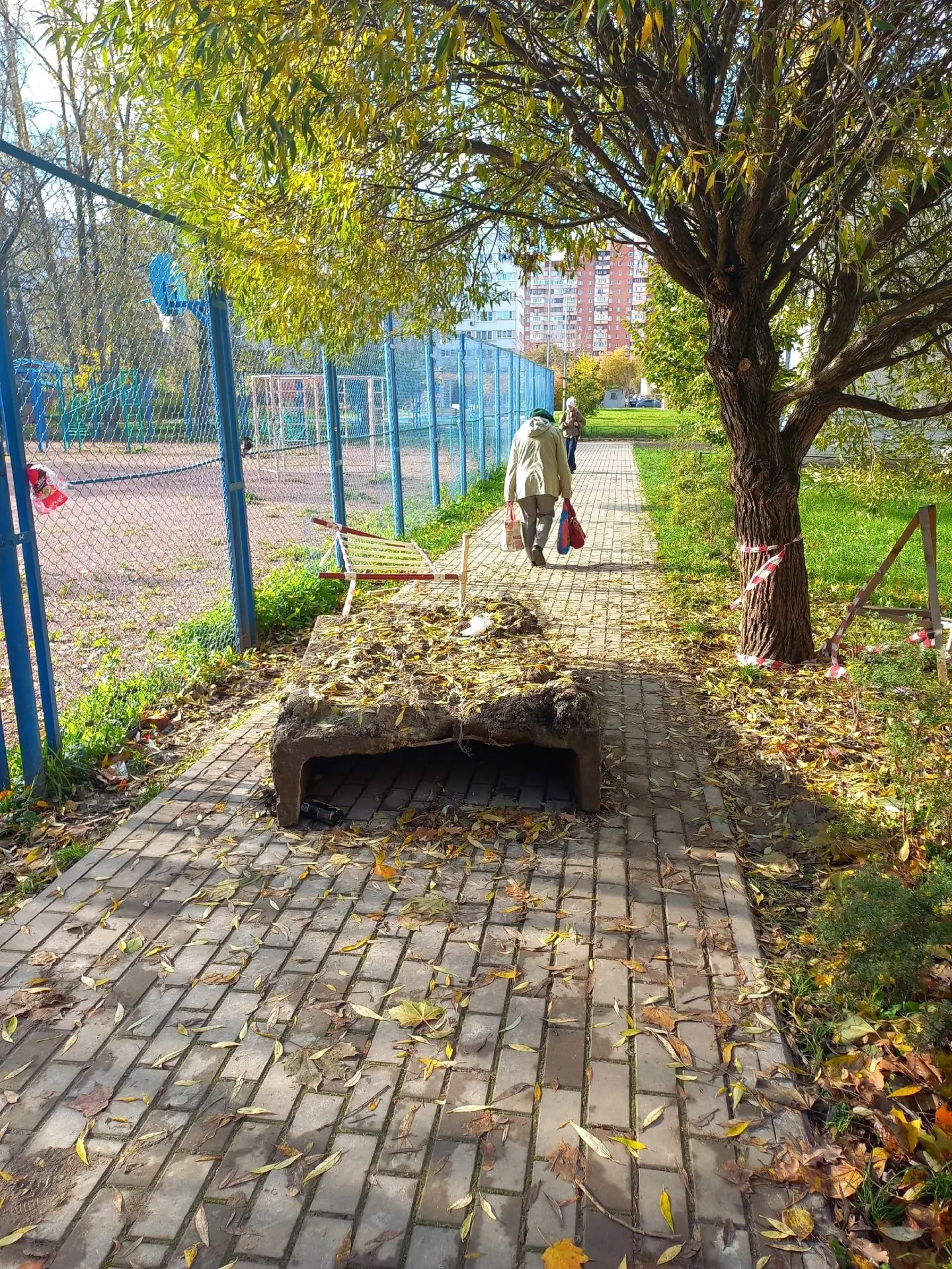 Во дворе дома №110 на проспекте Ветеранов несколько недель назад выкопали траншею - гов...