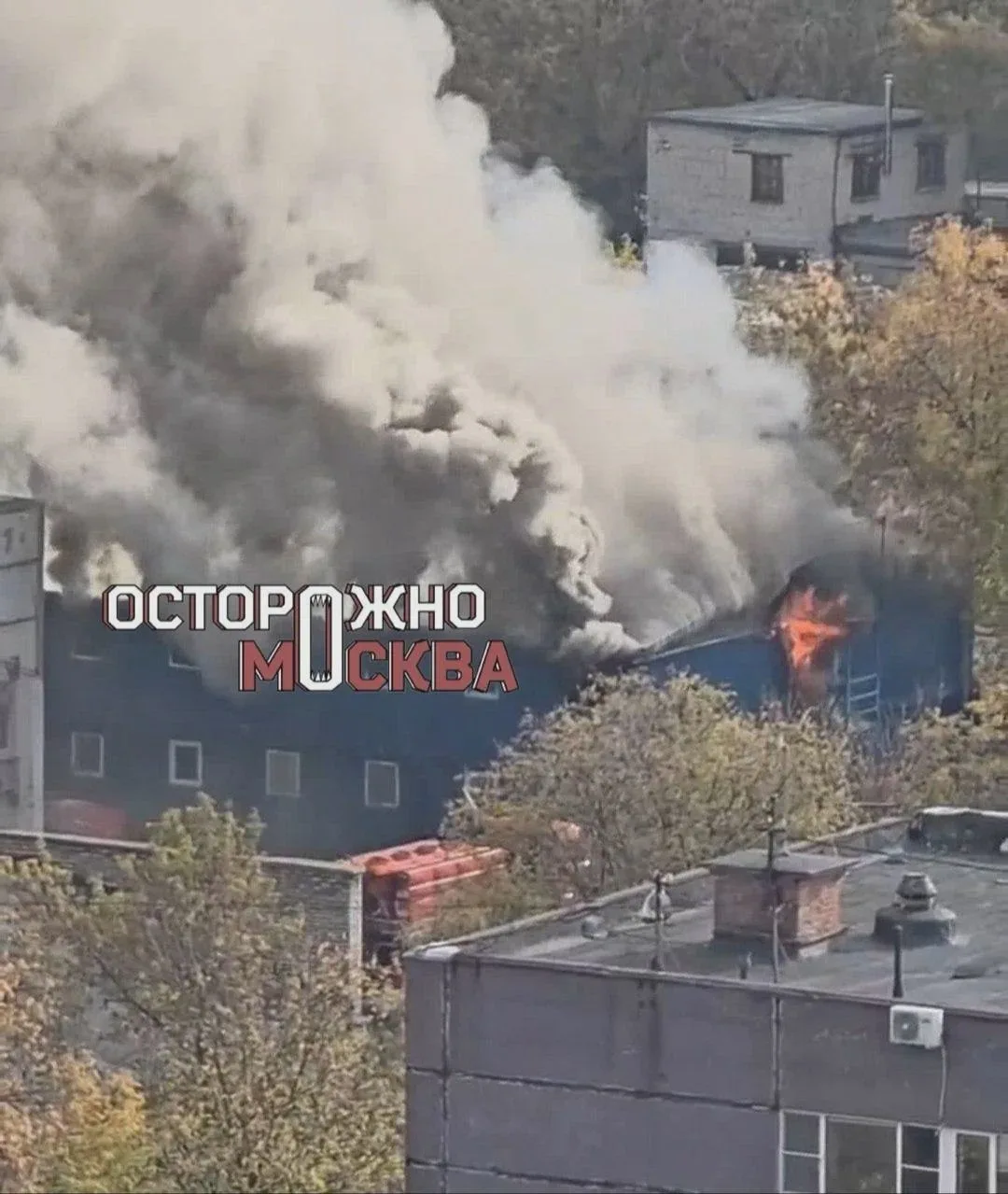 Пожар на крыше здания в Марьине