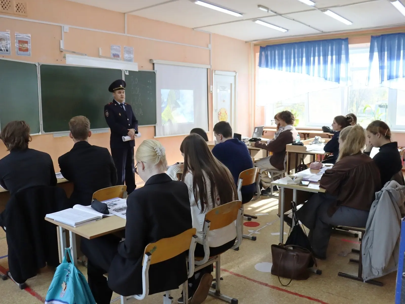 ✨ Полицейские Алапаевска помогают выпускникам определиться с будущей профессией
