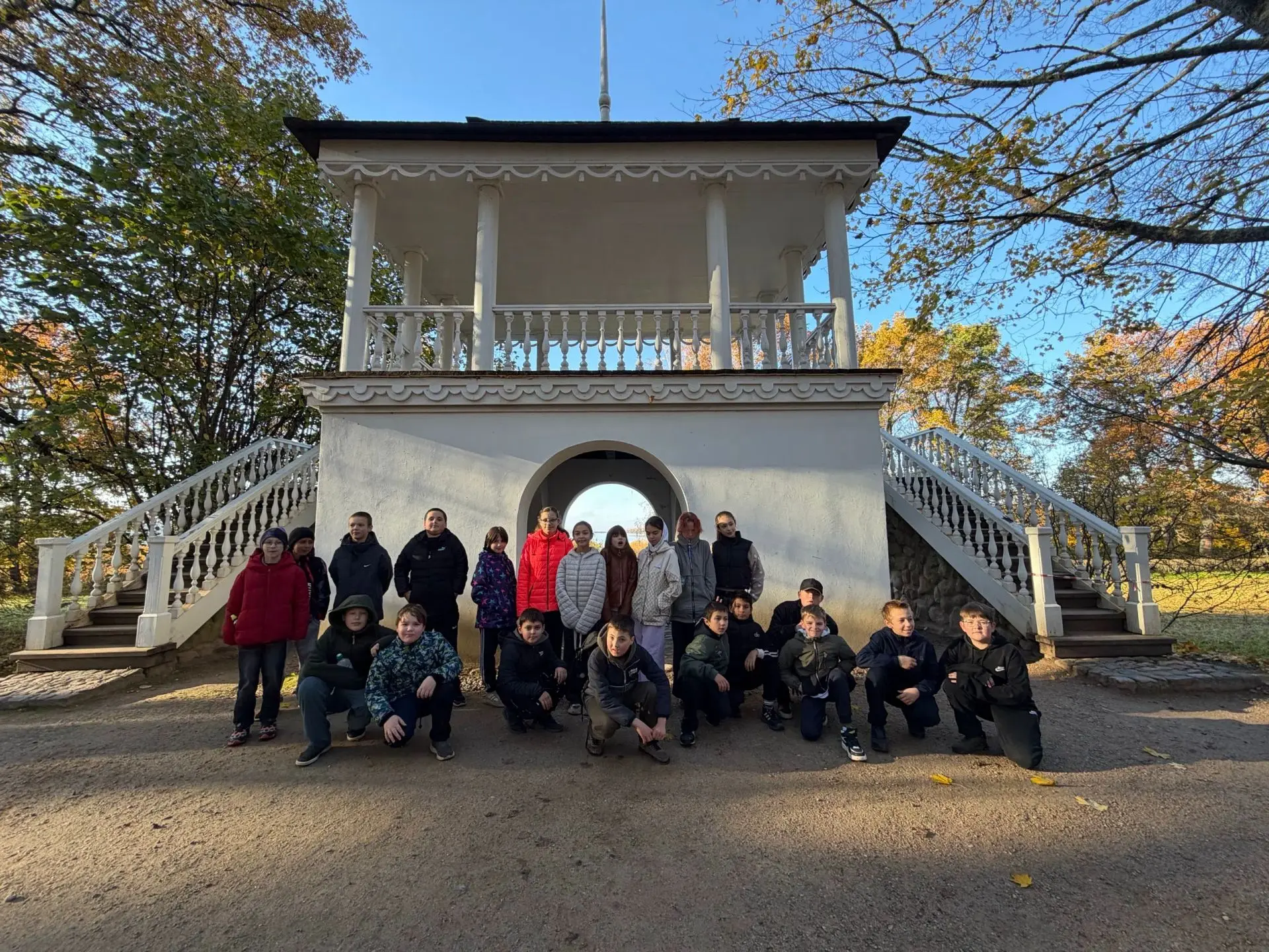 Сегодня ученики 4в, 5в и 5г классов побывали на экскурсии в усадьбе «Петровское» — родо...