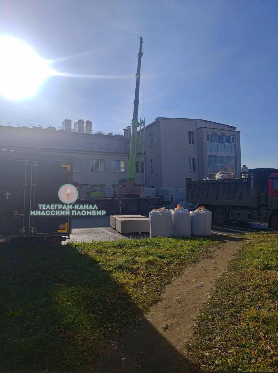 🏗️ Подписчик рассказал о ремонте кровли, который проводят на здании ДКиТ "Прометей".