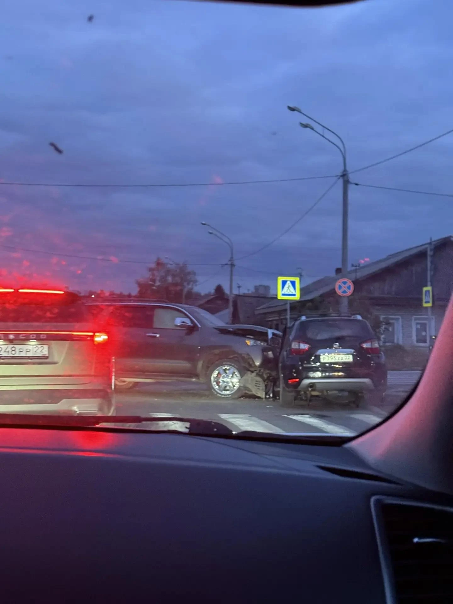 🚗 Toyota столкнулась с Mercedes и Nissan.