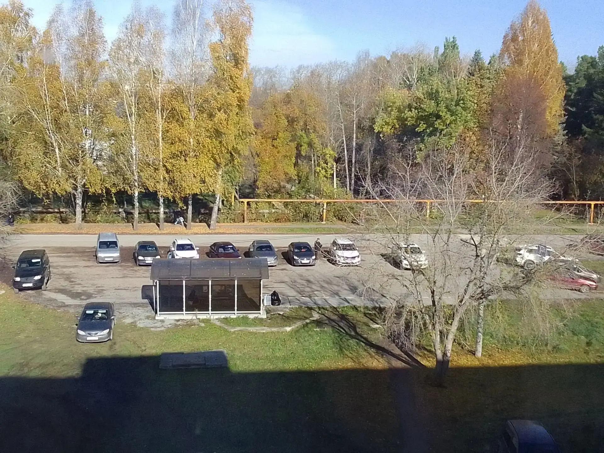 Просьба: ставить машины возле городской больницы компактно. Автобус, когда приезжает не...
