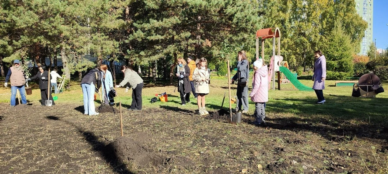 На территории «Юннатки» высадили памятную аллею педагогов дополнительного образования.