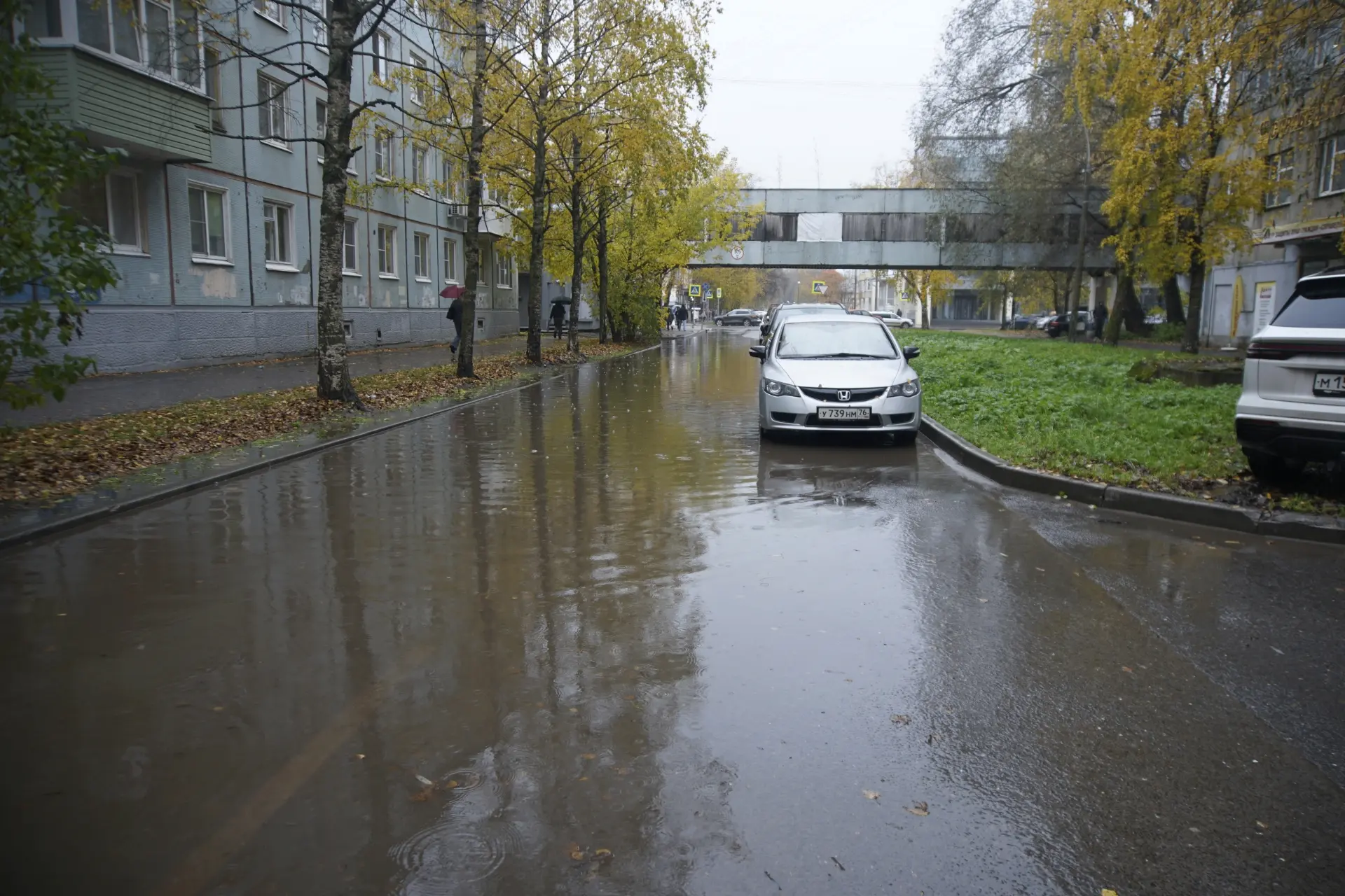 В центре Вологды люди вынуждены ходить по газонам - тротуары залиты водой. На проезжей ...