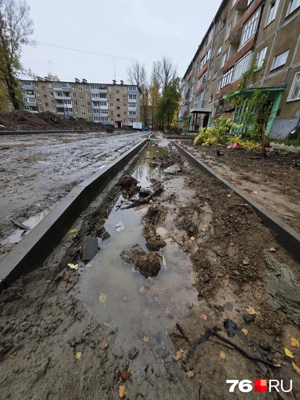Жители жалуются на состояние двора на Панина, 32.