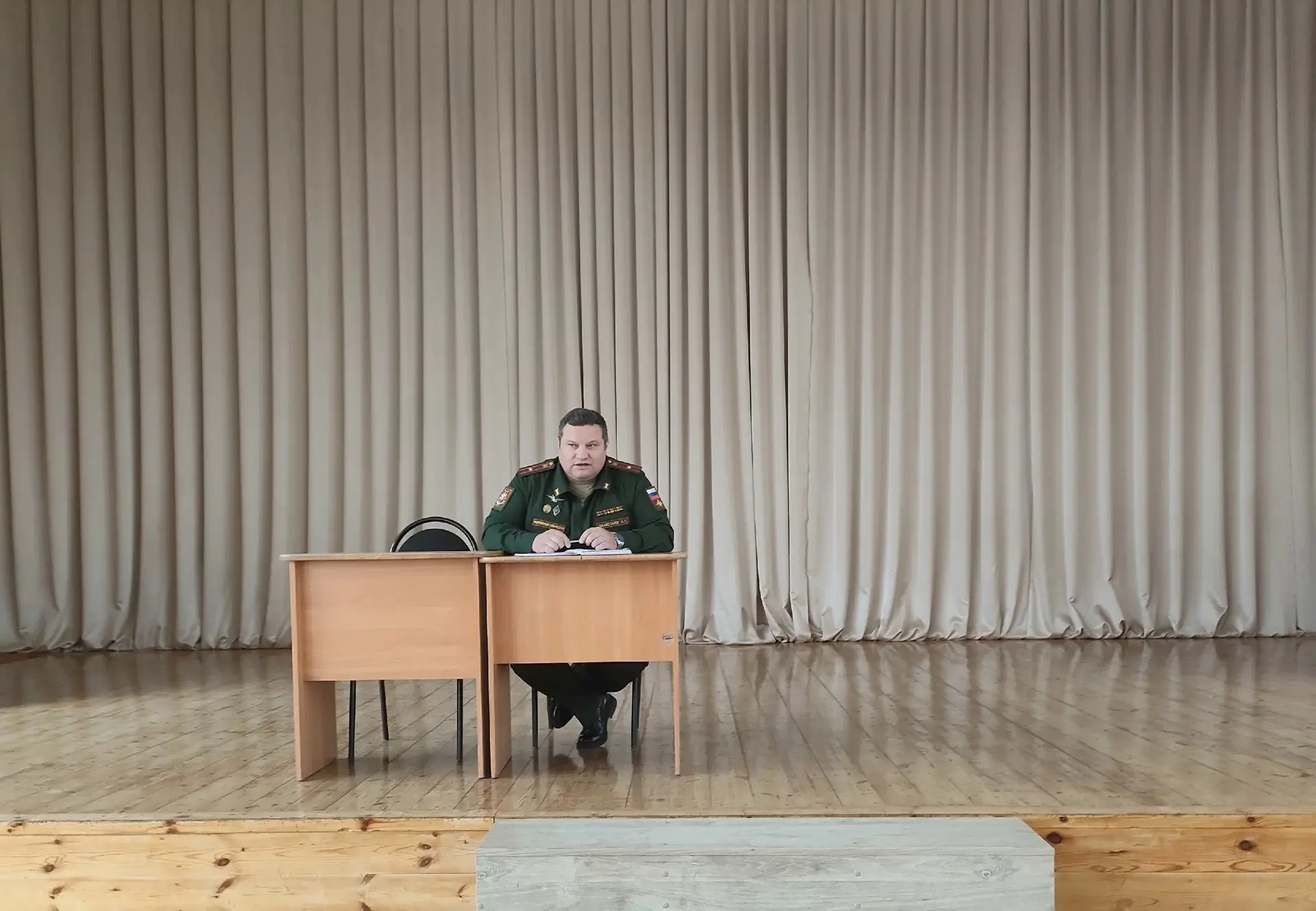 7 октября состоялась  встреча учащихся 10 и 11 классов с майором Замотаевым А. П.,военн...