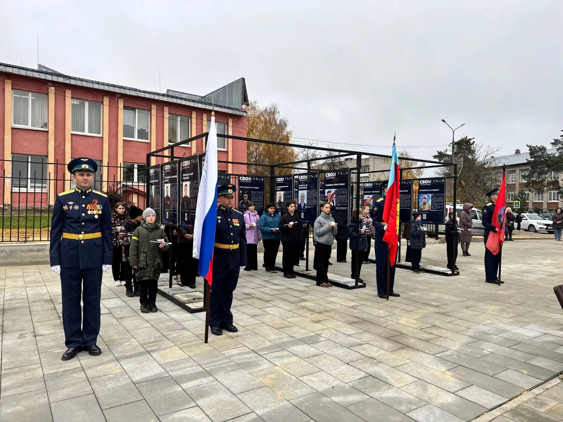 📸 В Покрове открылась фотовыставка «СВОи»