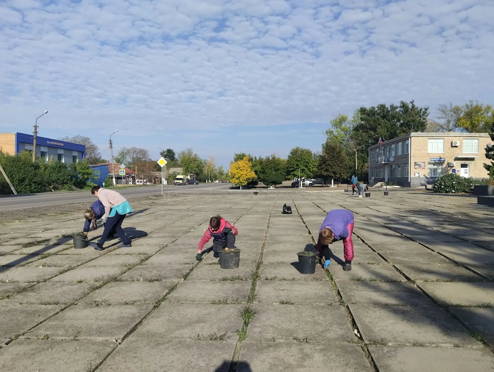 «Сохраняя память о героях»: в посёлке Андреевка привели в порядок мемориал «Никто не за...