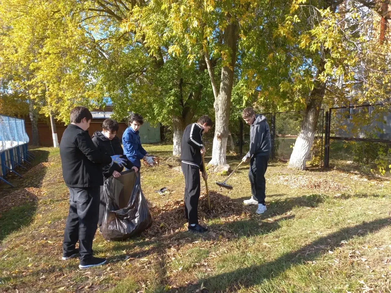 🍂 Сегодня наши ученики вышли на субботник — и сделали мир чуточку чище! 💛