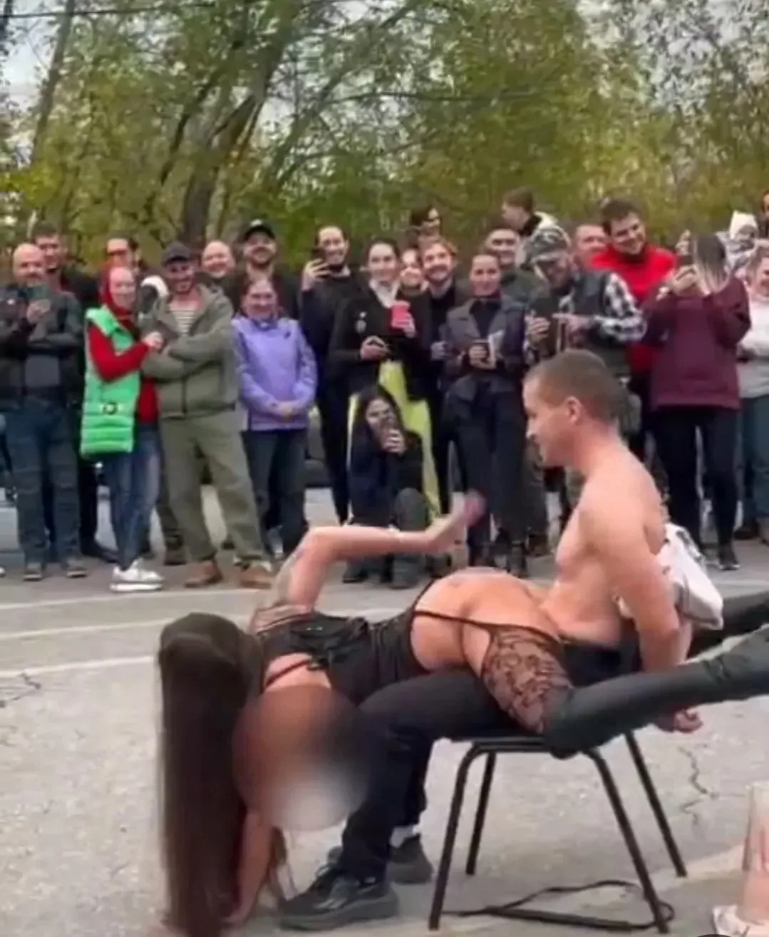 🔞 Обнаженные танцы при детях устроила женщина среди дня в Самаре