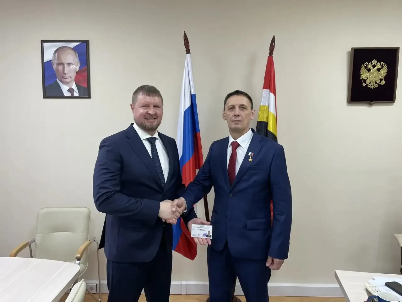 📌 Председатель облизбиркома вручил удостоверение депутата