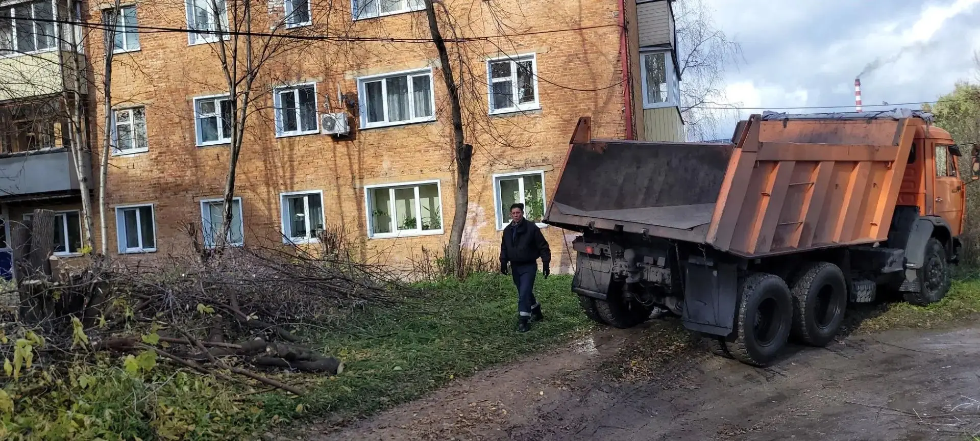 пр-д. Октябрьский, 1, вывоз веток
