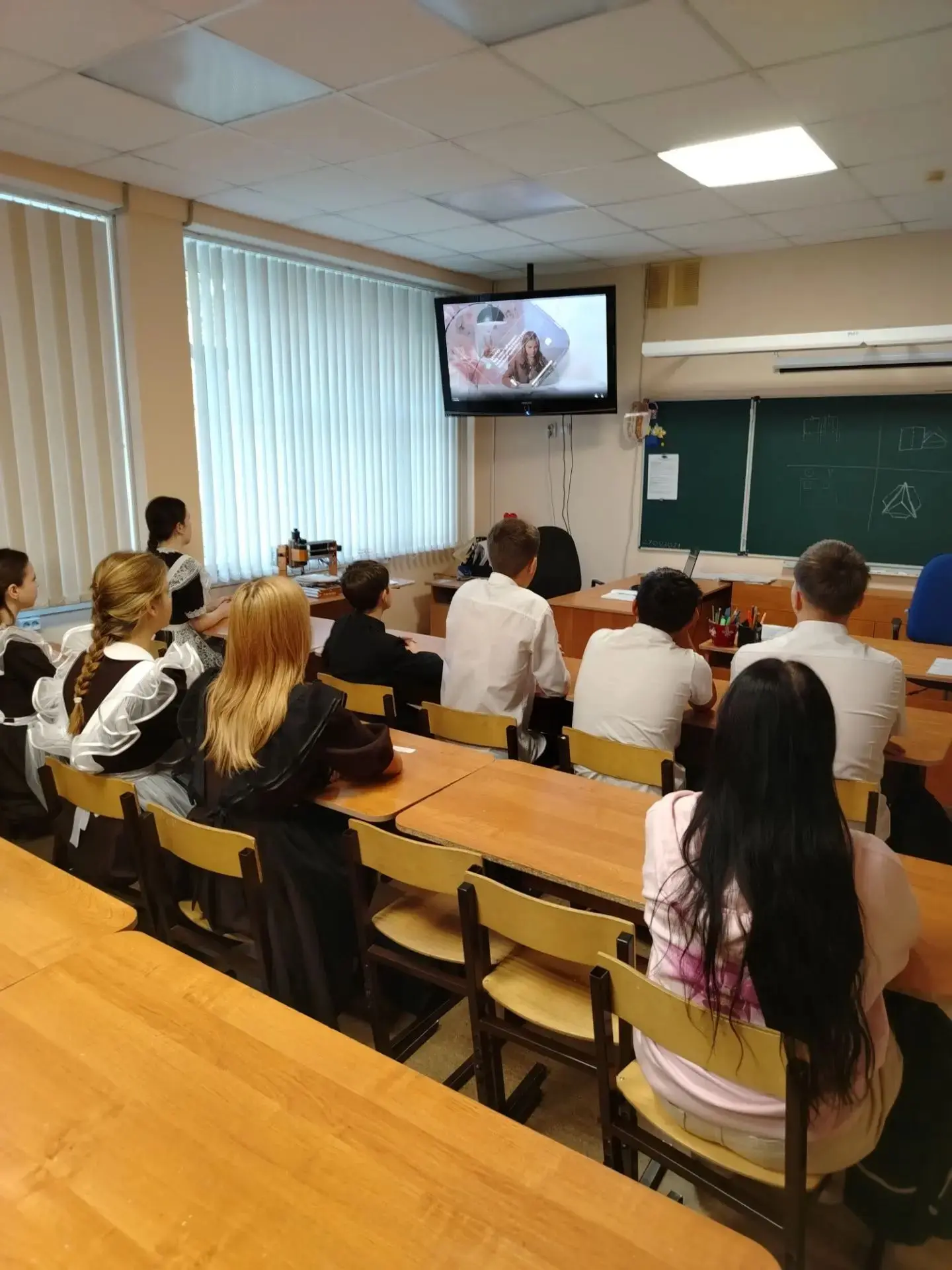 12 октября во всех классах нашей школы прошли внеурочные занятия из цикла «Разговоры о ...