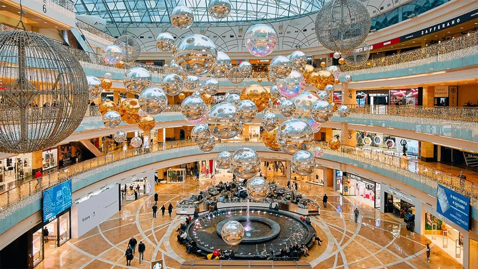 👇Почти на 5% упала посещаемость московских торговых центров на последней неделе август...
