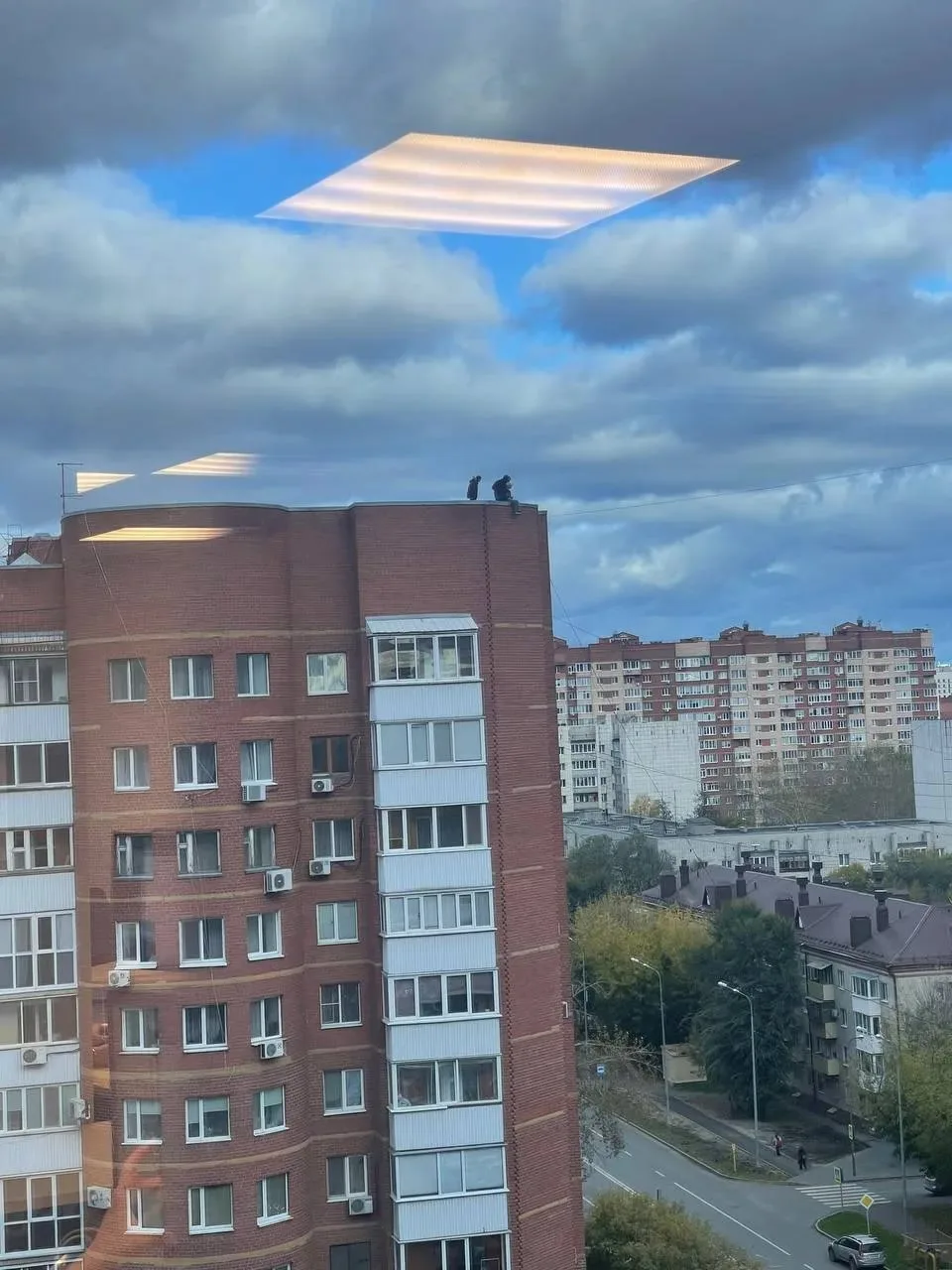 Трое детей устроили опасные игры на крыше у перекрёстка 50 лет Октября и Максима Горького