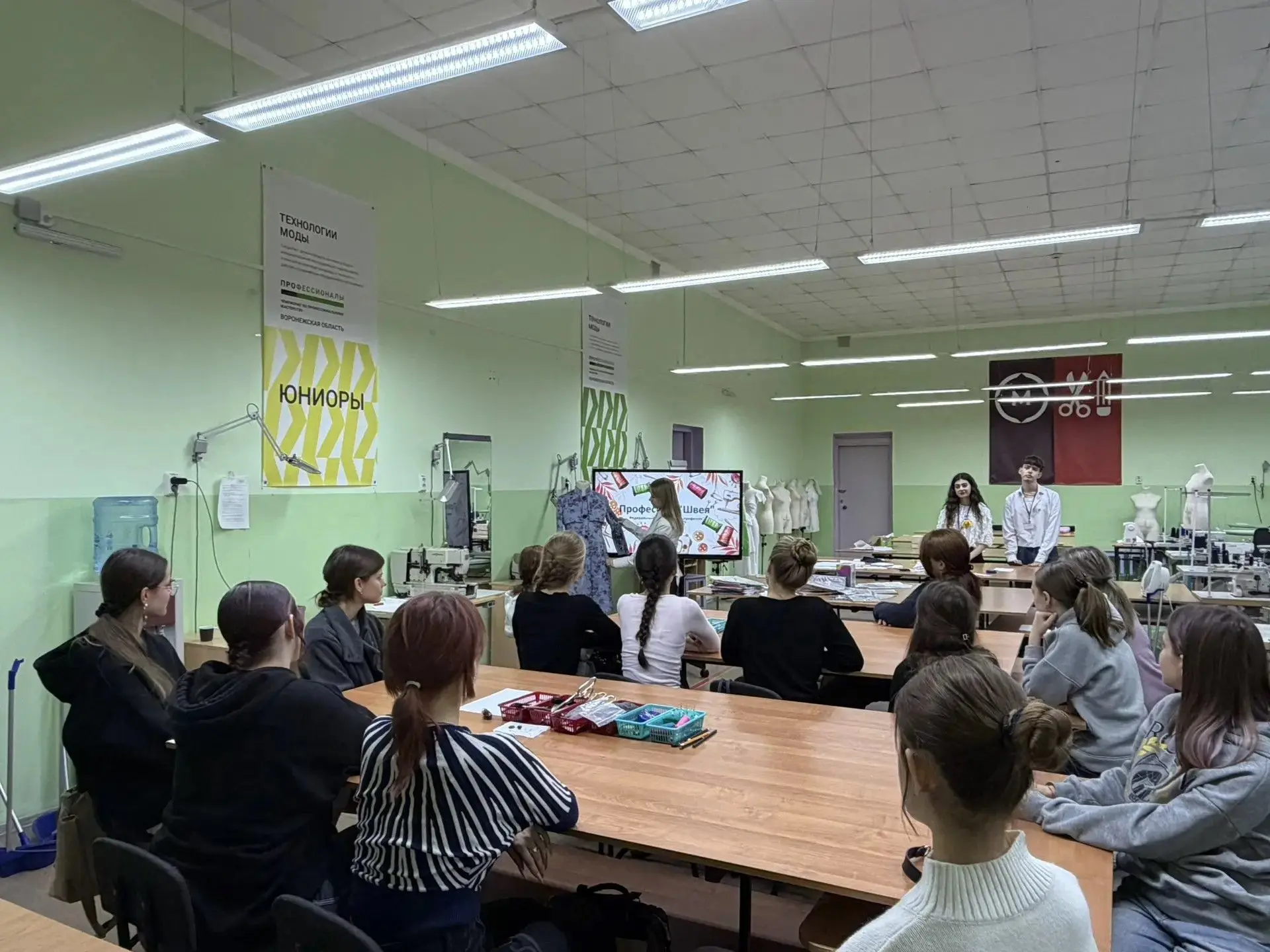 Первые стежки и море эмоций: как школьники осваивают профессию «Швея»!