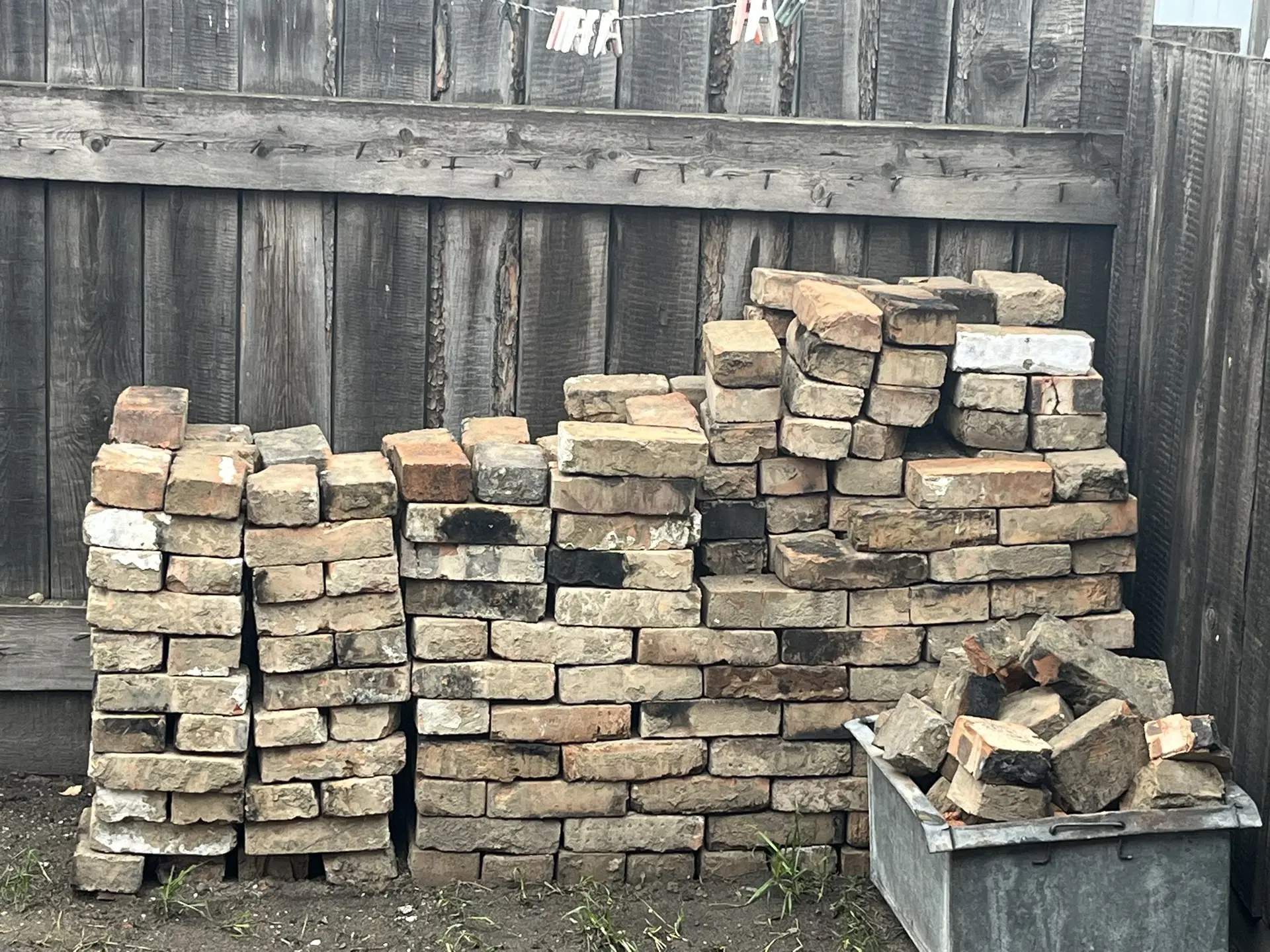Продам б/у кирпичи 350 штук, 89133477202