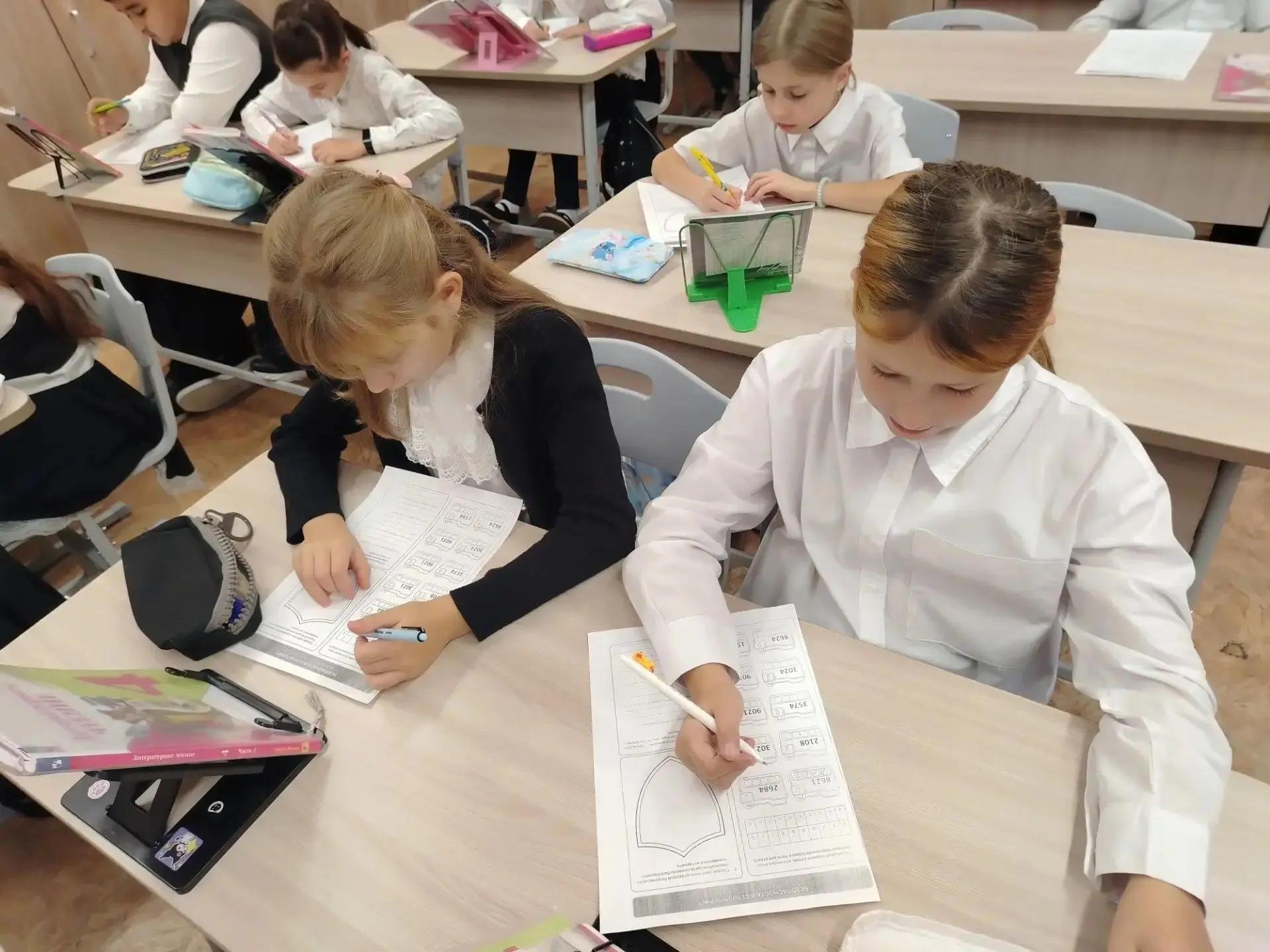 🎉 Понедельник в нашей школе — с особой торжественности и важного разговора! 🇷🇺С само...