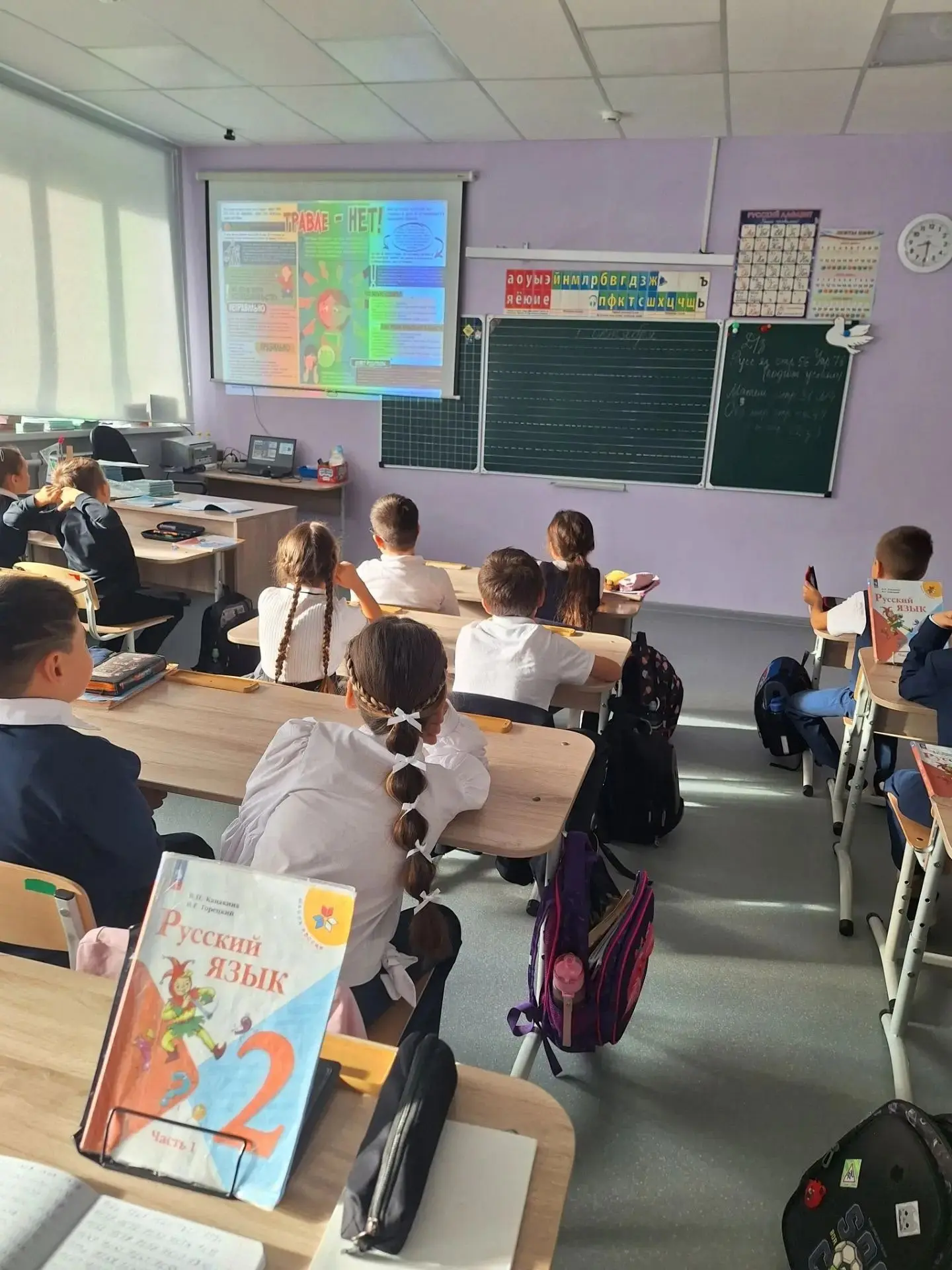 Вот 2б классе прошел классный час на тему "Жизнь без драк и травли". Ребята вместе с кл...