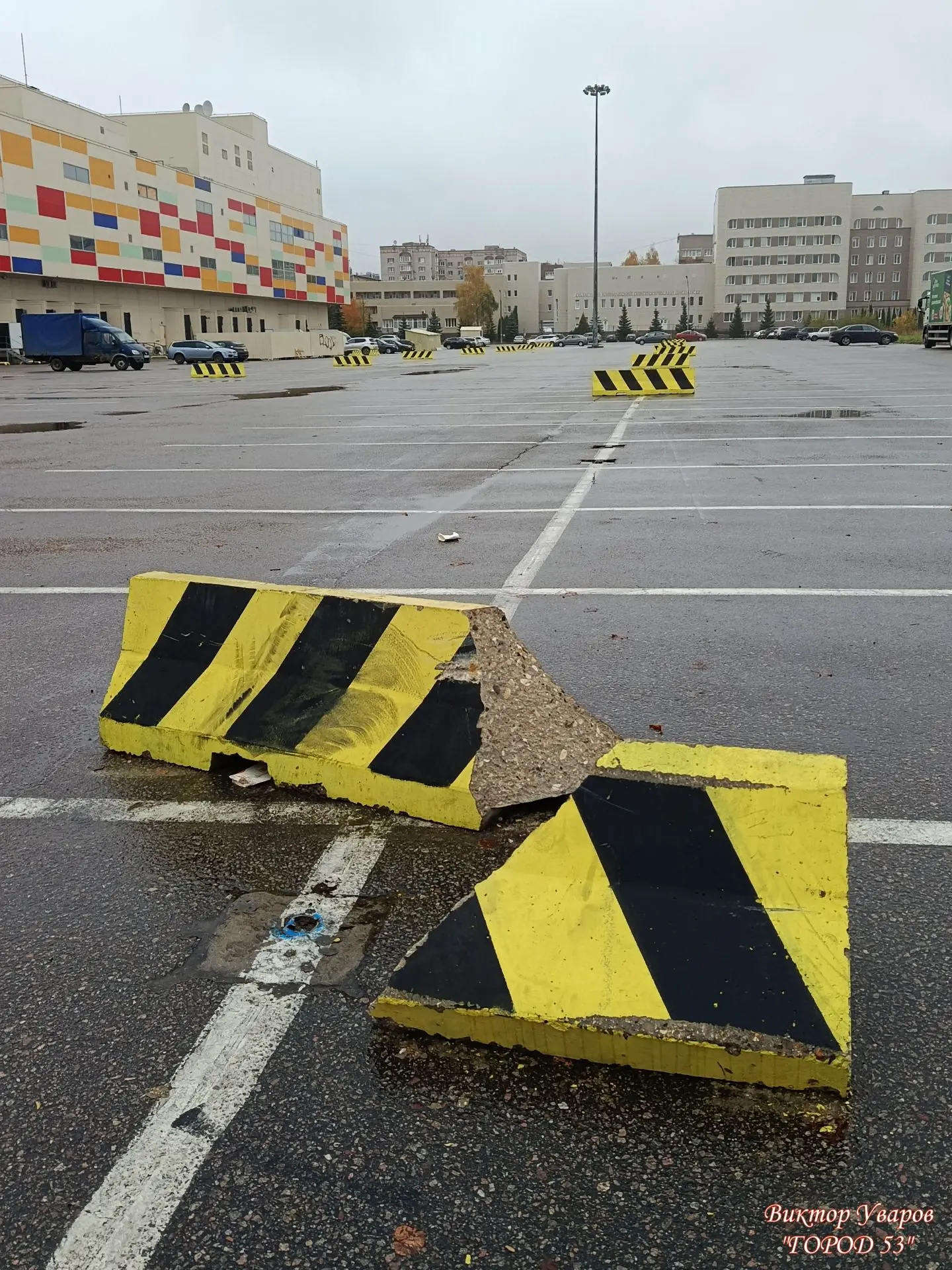 Похоже, бетонные блоки, установленные на парковке возле "Мармелада" против любителей др...