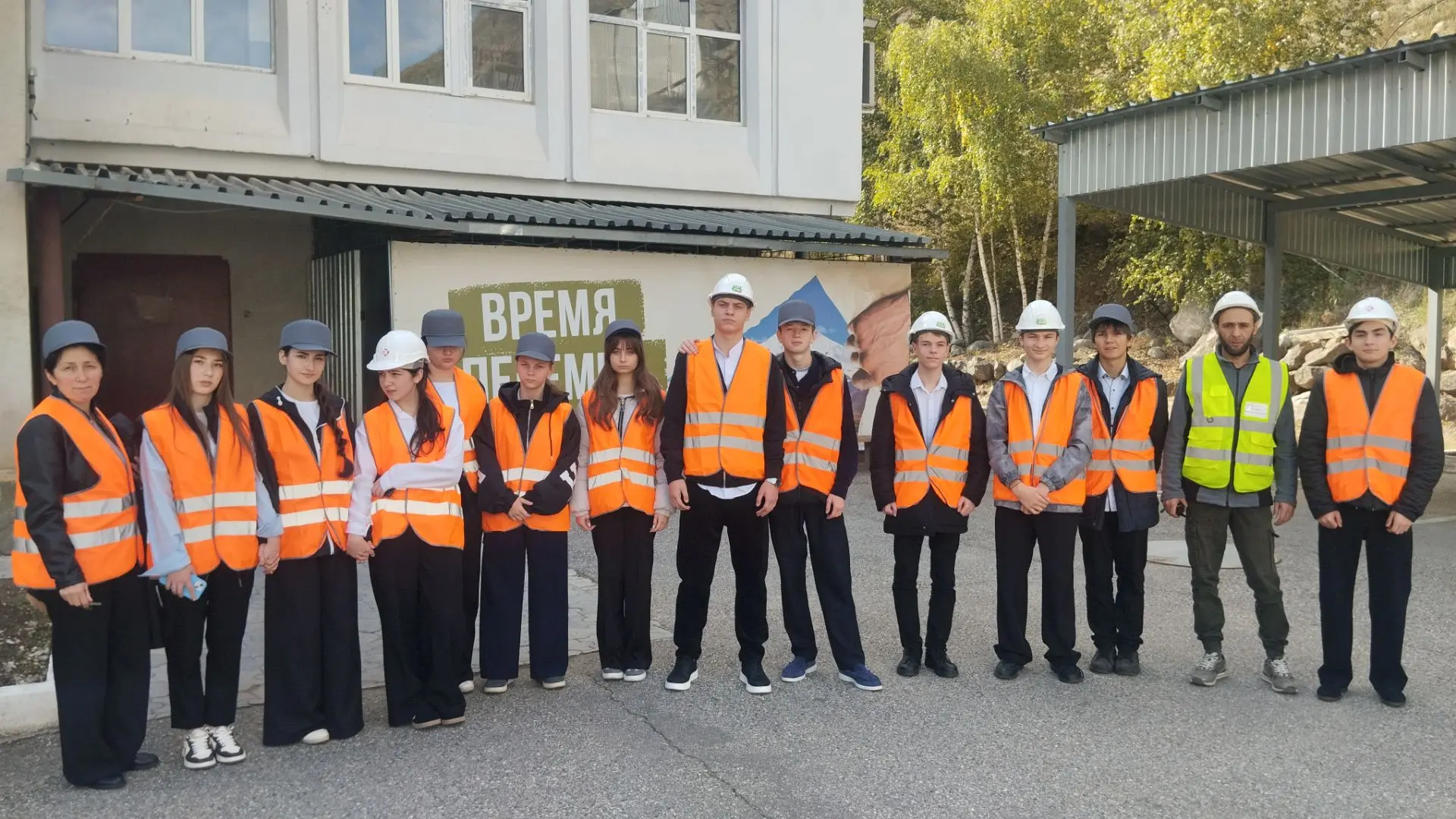 🏗️ Знакомство с реальным производством: школьники района побывали на экскурсии в ООО «...