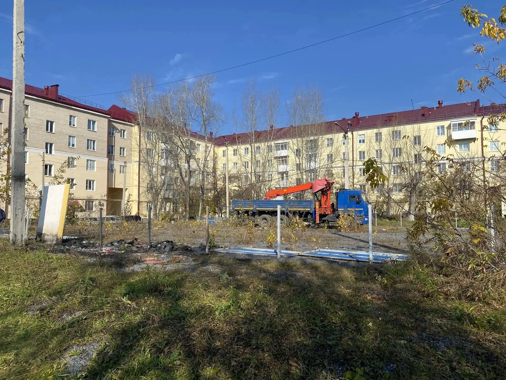 На 19-м квартале в Сатке идёт демонтаж конструкций хоккейной коробки, в том числе, пост...