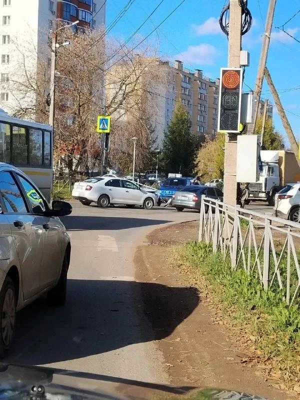 🚨 ДТП В КИРОВЕ: НА ПЕРЕКРЁСТКЕ УКРАИНСКОЙ И ЧИСТОПРУДНЕНСКОЙ СТОЛКНУЛИСЬ АВТОМОБИЛИ