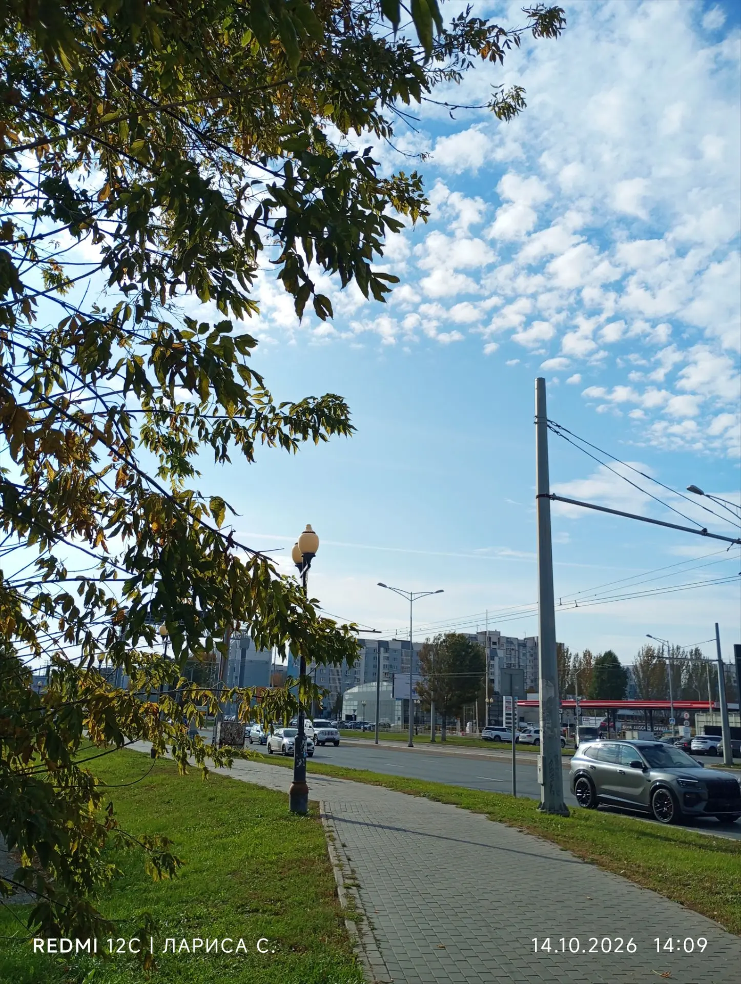Погода замечательная. Тепло, солнышко ☀️ припекает.