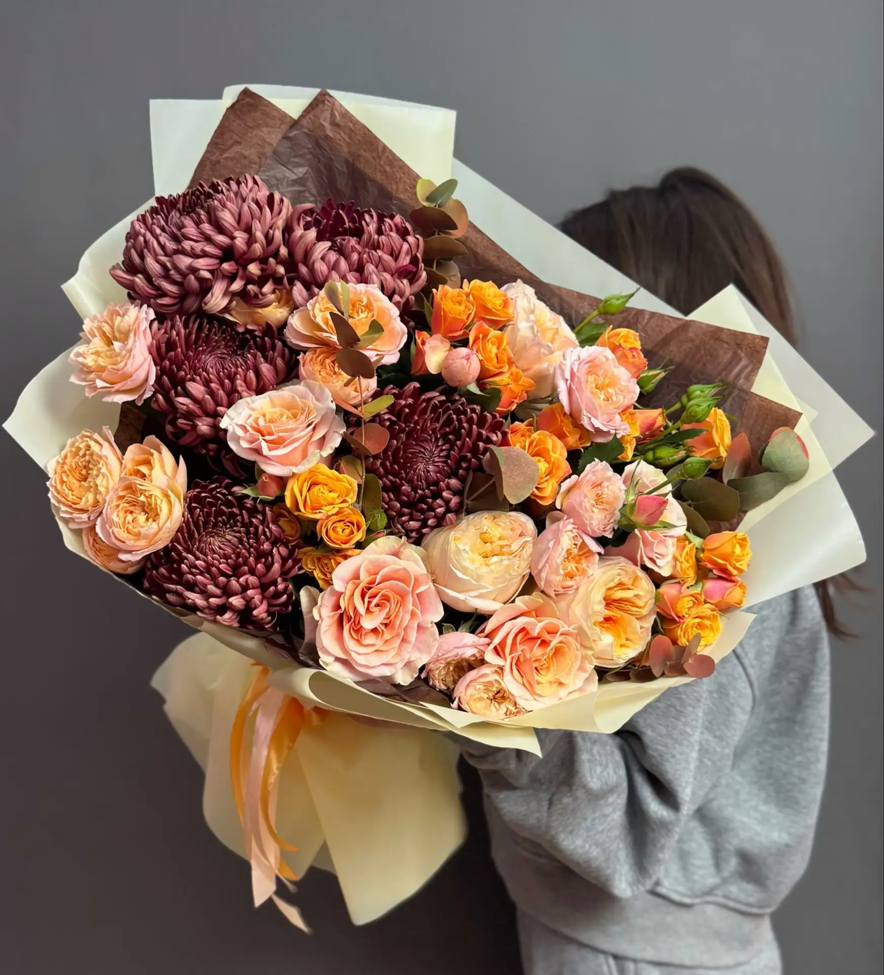 🧡🍂Авторский букет с сезонными хризантемами сорта «Бигуди Ред»