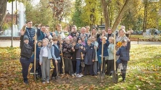 Мэр Брянска и второклассники посадили дуб и два клена к юбилею Советского района