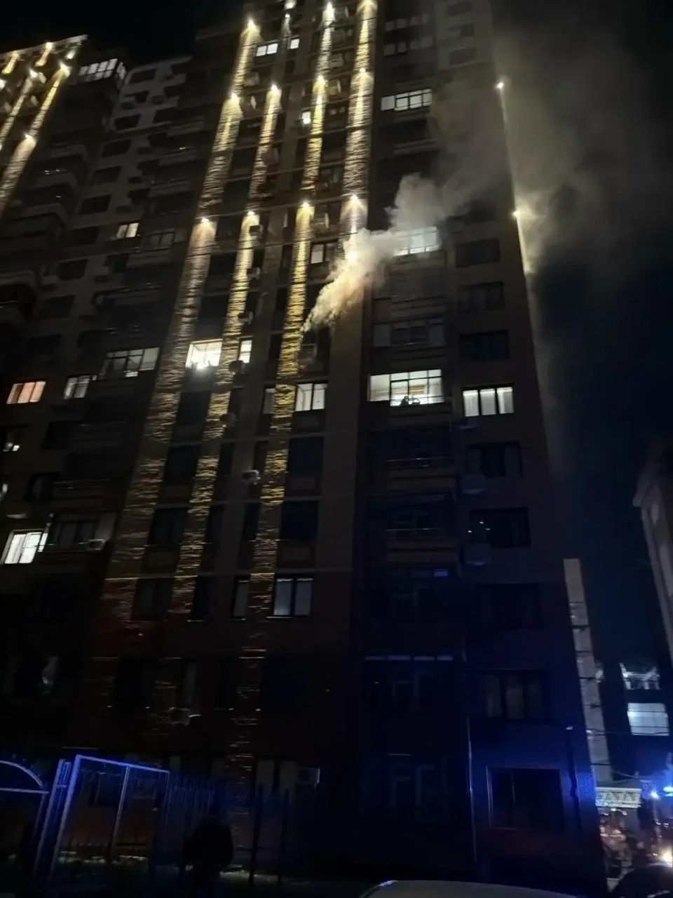 В омской многоэтажке ночью вспыхнула квартира. Жильцы сообщили, что в доме была отключе...