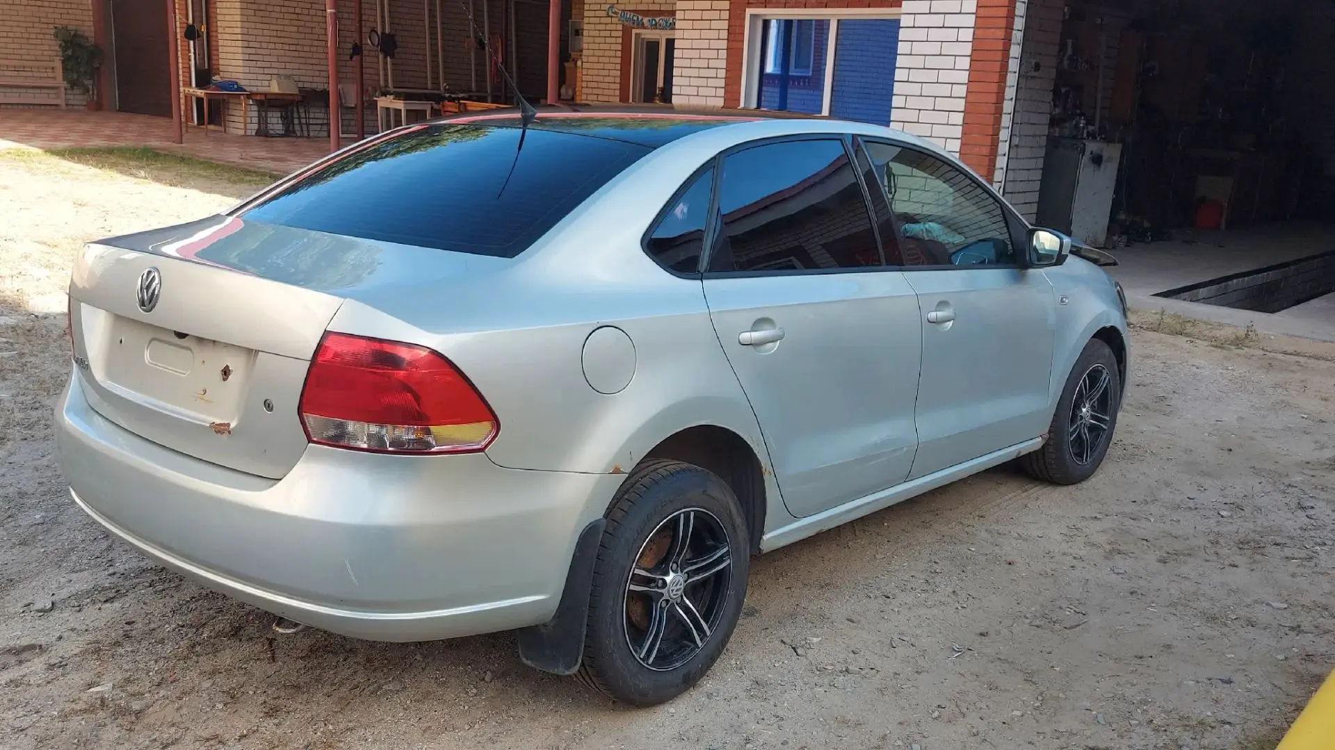 Фольксваген Поло 2010 год,двигатель 1,6 автомат. Двигатель запускается, передачи включа...