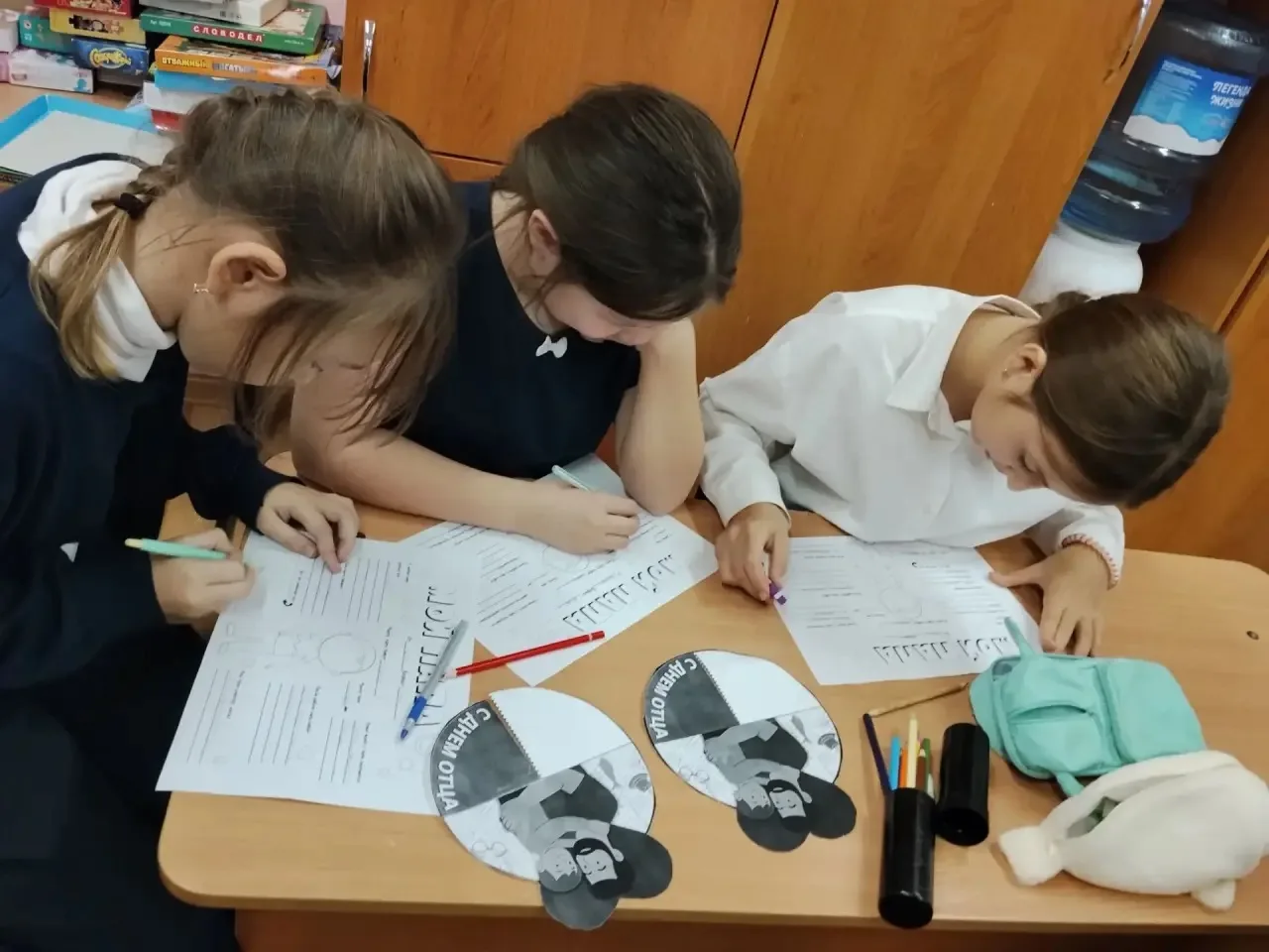 Классный час "День Отца " в 4 " Б" .Дети участвовали в интеллектуальной викторине, дела...
