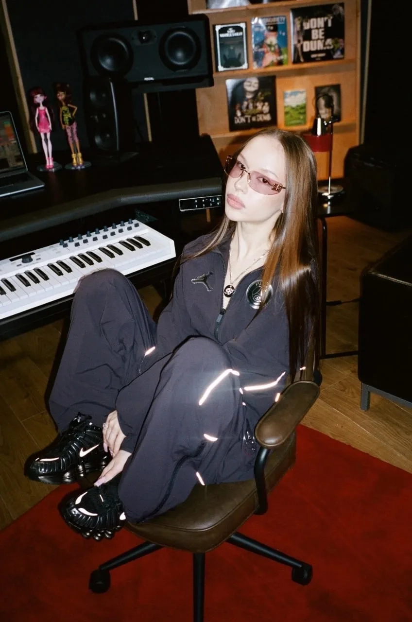 SKY RAE в костюме Jordan x Paris Saint Germain и кроссовках Nike Shox TL SE.