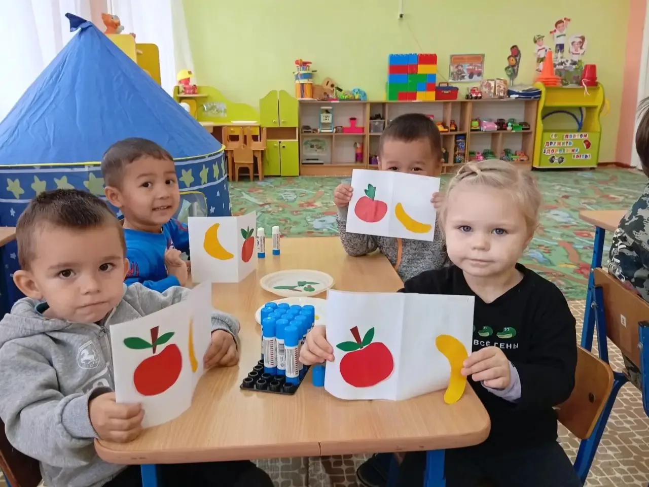 👧👶У ребят средней группы прошла аппликация "Ширма с овощами и фруктами". 🍆🫑🍅🍏🍐🍋🍌