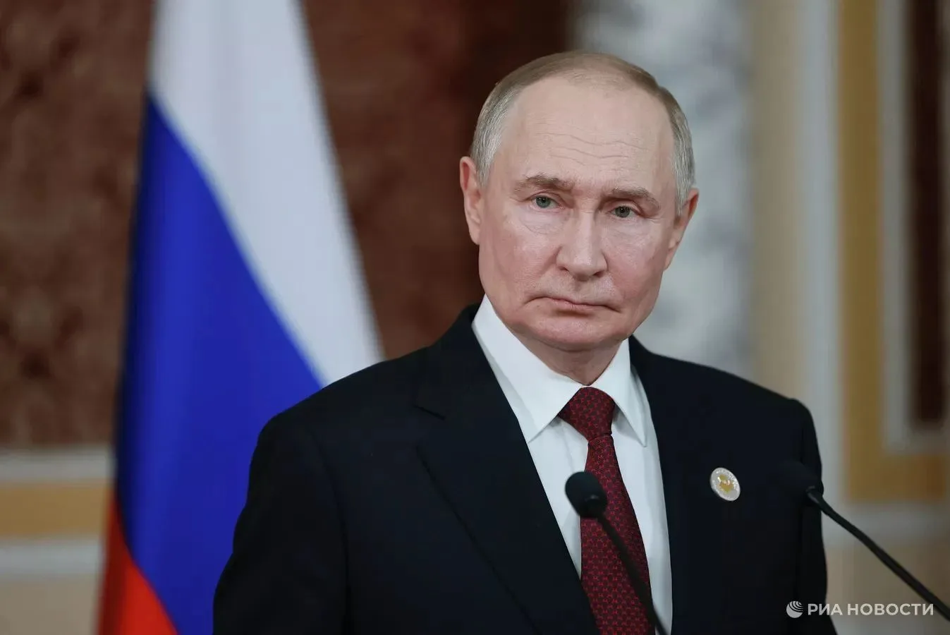 Путин поручил представить предложения по обязательному изданию школьных учебников в эле...