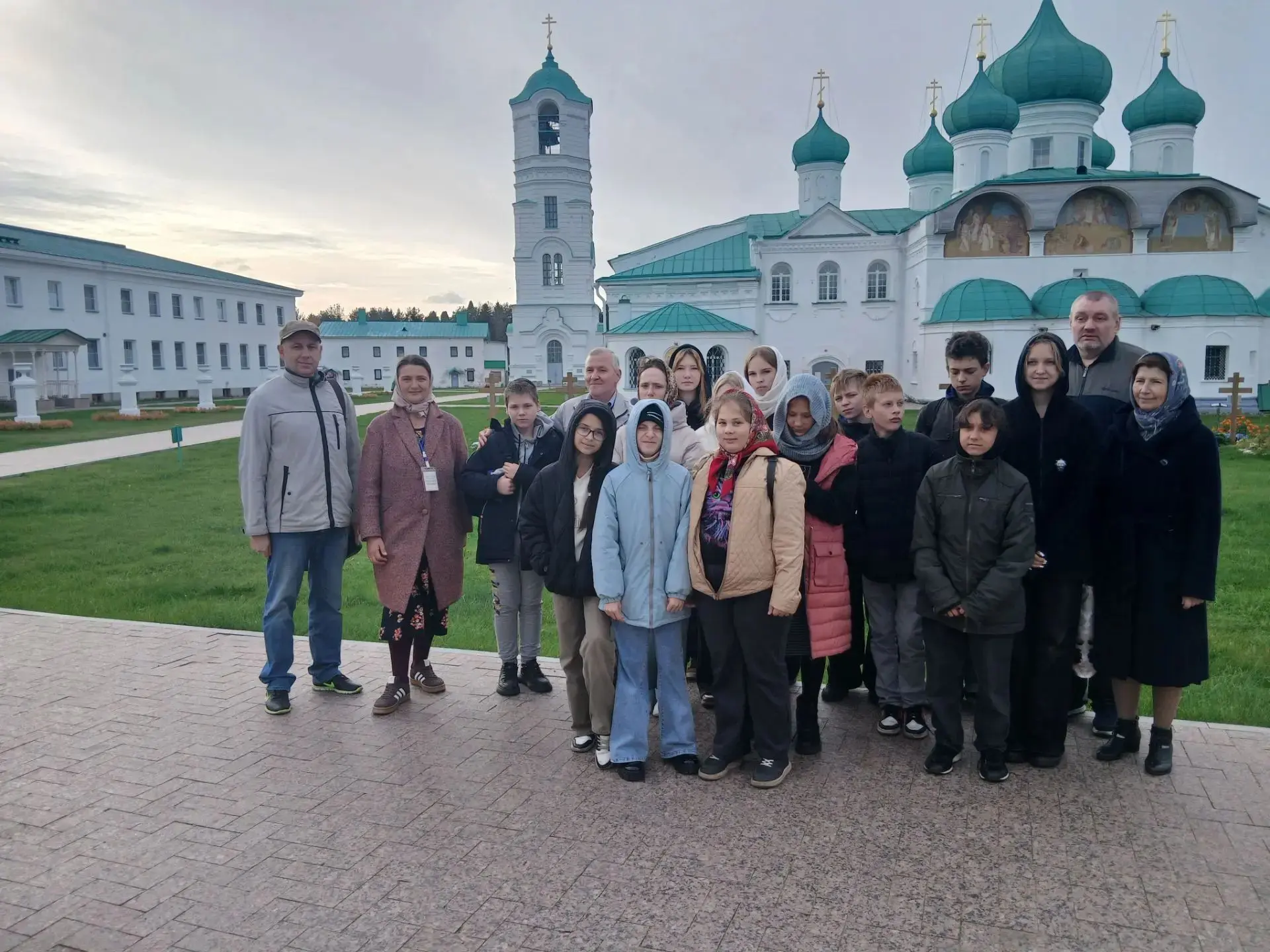 8 октября, в ясный солнечный день, группа учащихся 5-9 классов посетила Свято-Троицкий ...