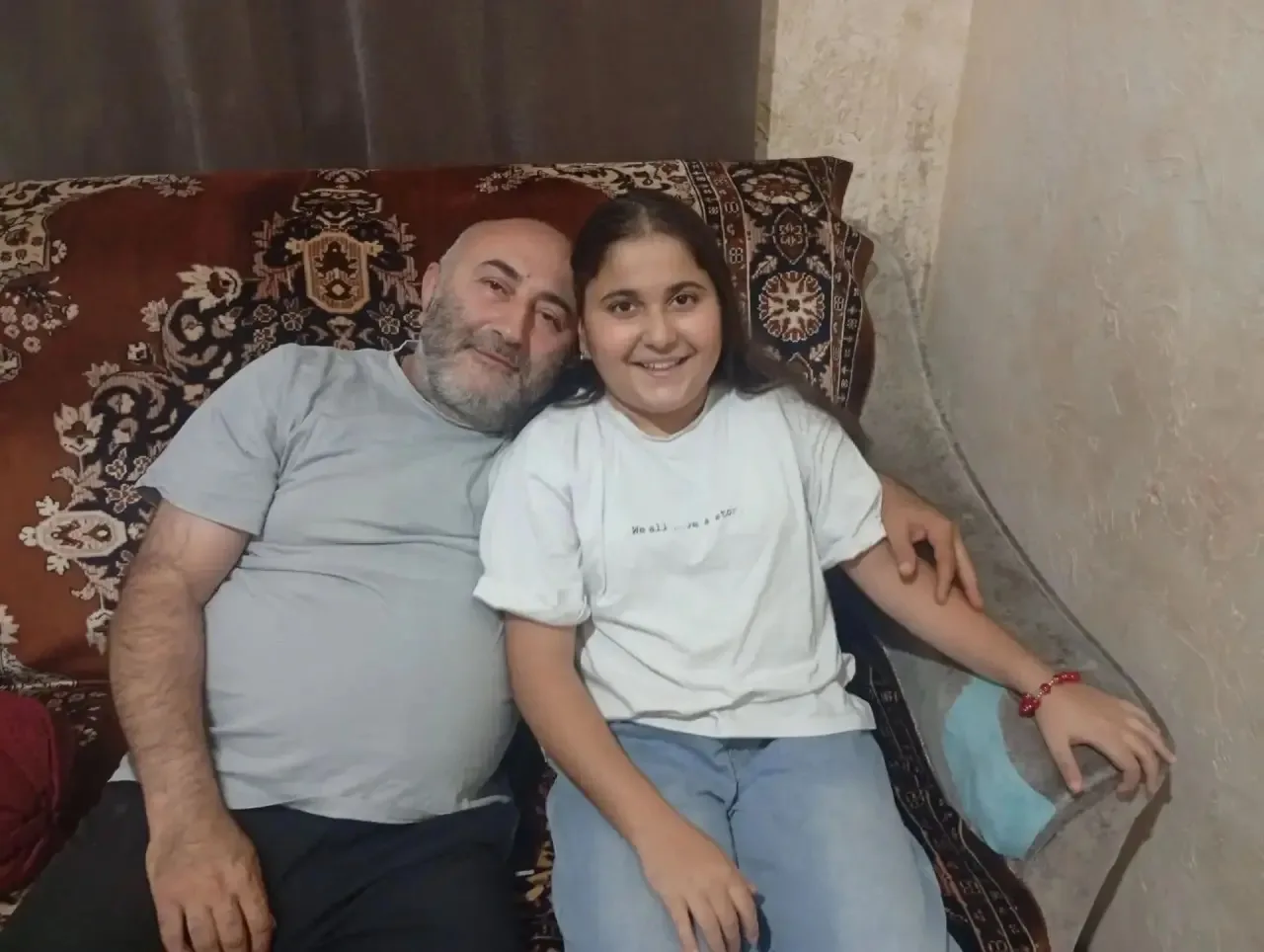 Я, Арустамян Элла, ученица 6 В класса. Зто мой папа. Его зовут Аргишт, ему 51 год, рабо...