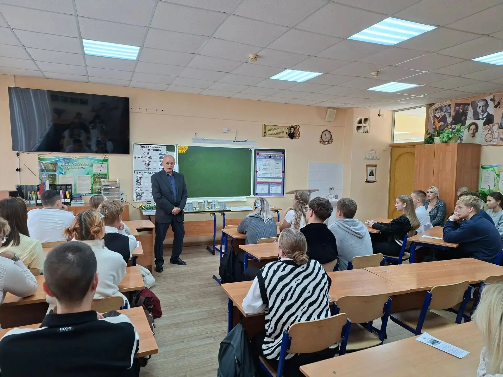 В школе № 4 прошла встреча старшеклассников с архитектором Леонидом Малицким.